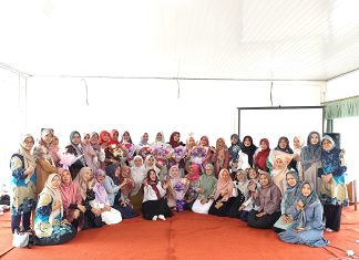 DWP Unila Gelar Pelatihan Membuat Buket Bunga dari Pita Plastik