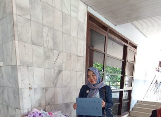 DWP Unila Menjual Buket Bunga di Acara Wisuda, Hasil Penjualan untuk Kegiatan Organisasi