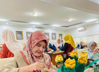 DWP FEB Unila Gelar Arisan dan Pelatihan Keterampilan Membuat Bunga dari Kain Tapis