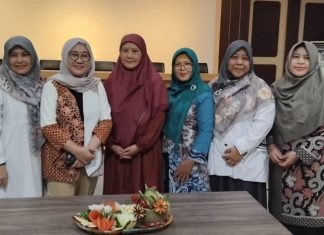 Warna-Warni Cinta di Atas Piring: DWP Fakultas Teknik Belajar Membuat Garnish Buah & Sayur