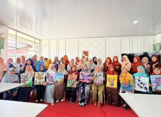 DWP Unit Unila Gelar Pelatihan Kreasi Bunga dari Buah Pinus di Wisma Unila