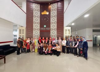 Rapat Rutin dan Arisan, DWP Fakultas Hukum Unila Serahkan THR Idul Fitri 1447 H