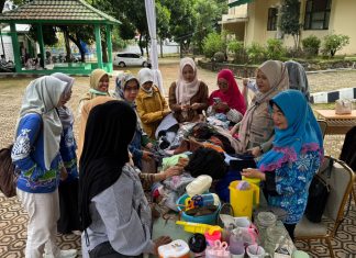 DWP dan Pimpinan FK Unila Salurkan Bingkisan Lebaran kepada Pegawai dalam Rangka Bakti Sosial Ramadhan
