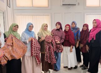 DWP Unsur Pelaksana FMIPA Gelar Kegiatan Belajar Bersama Menapis Kain